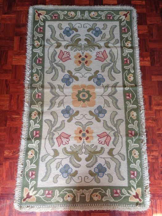 Tapete de Arraiolos (1.55m x 0.90m) Motivos Florais