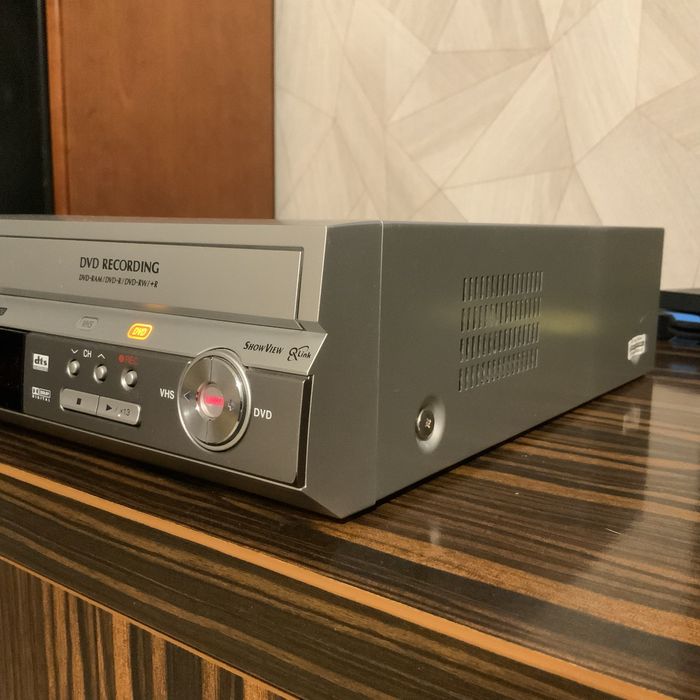 Magnetowid VHS Panasonic DMR-ES30V HI-Fi nagrywarka DVD przegrywanie
