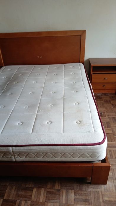 Cama casal e mesas de cabeceira