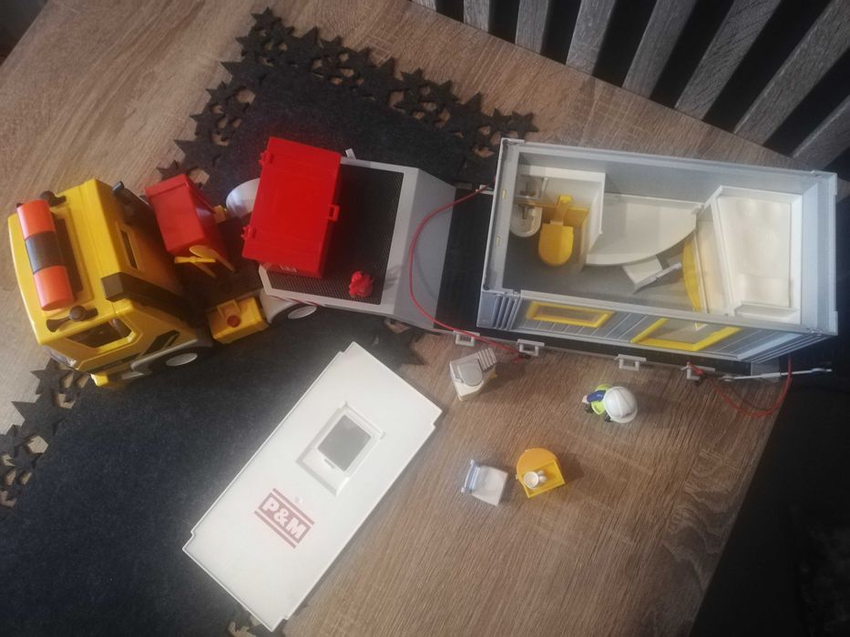 Ciężarówka z kontenerem mieszkalnym Playmobil 9898
