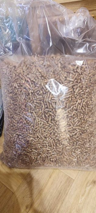 Pellet opałowy iglasty