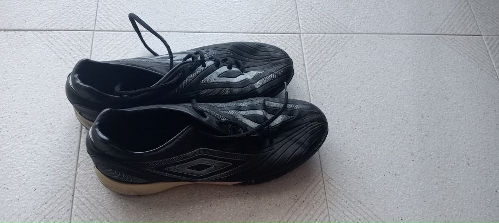 Tênis Umbro.  45