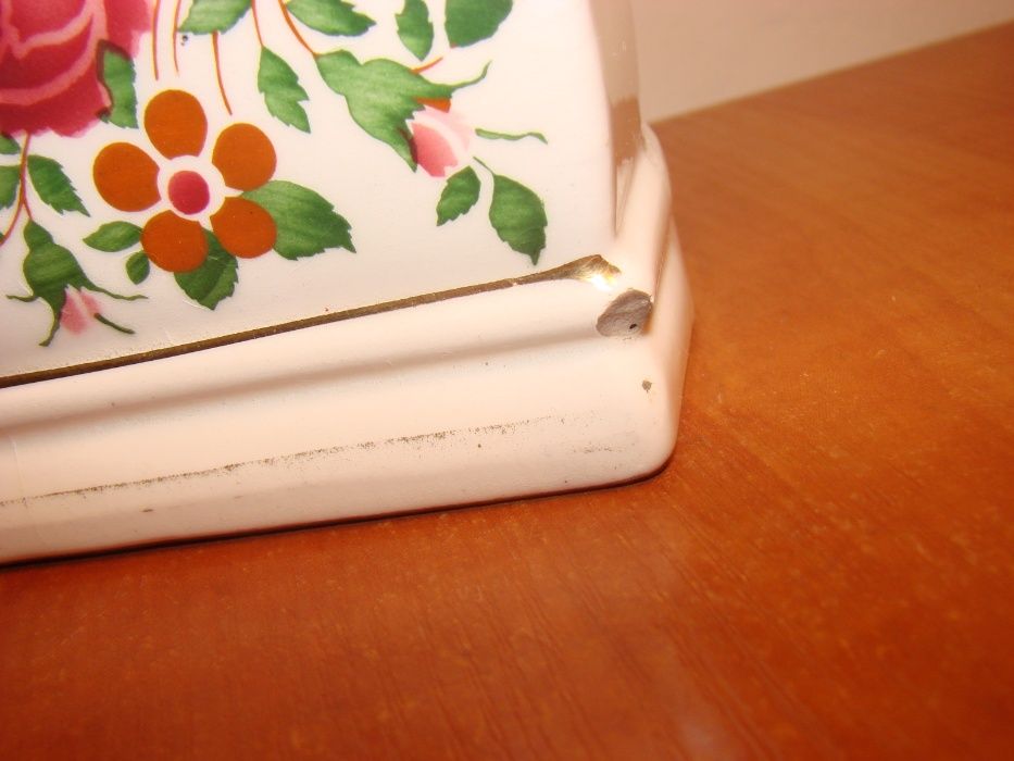 stary, porcelanowy zegar kominkowy