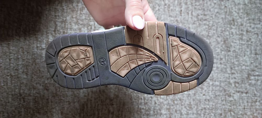 На дівчинку.  .   .