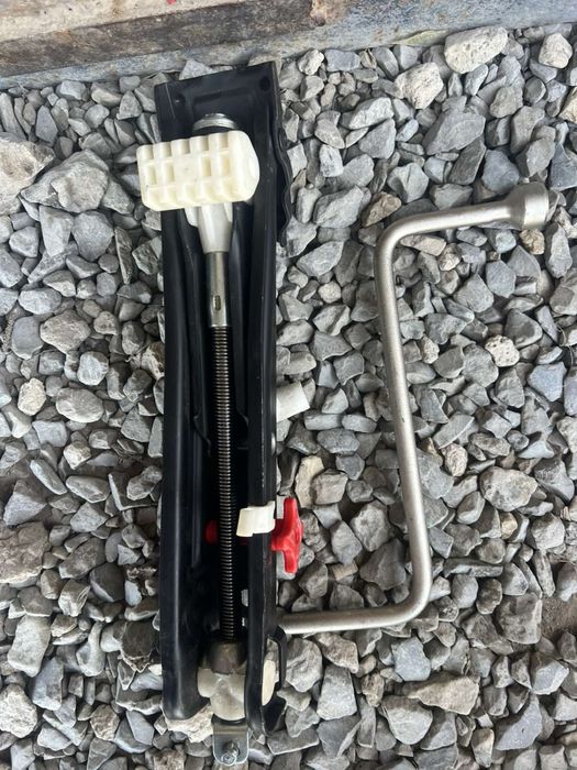 Оригінальні домкрати Bmw  ключі крюки докатки Е seria F seria