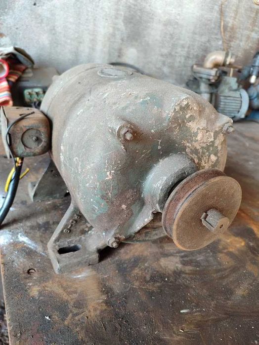 Motor Elétrico Antigo com Polia