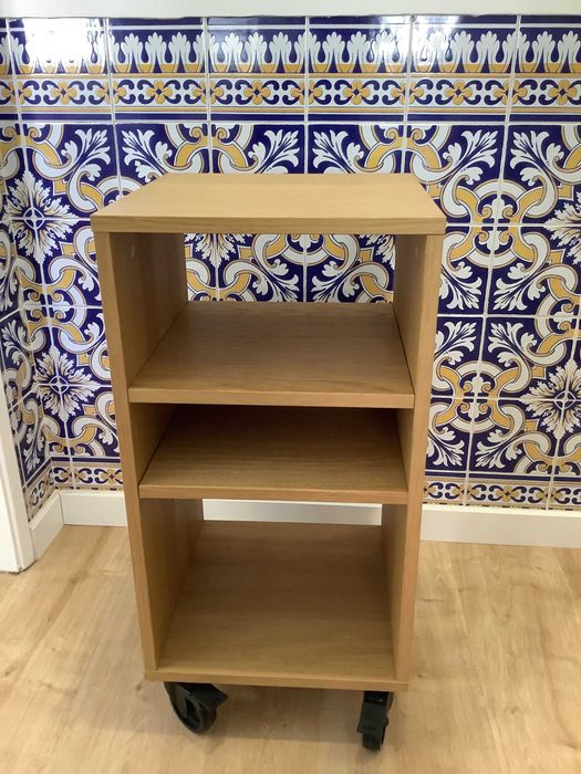 Estante com rodízios, folheado de Carvalho, 34x69 cm