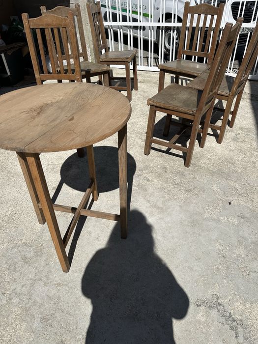 Vendo 6 cadeiras em madeira e mesa pequena