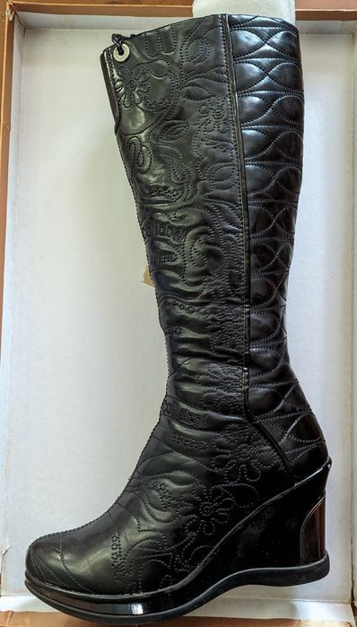 Продам кожаные сапоги Carlabei