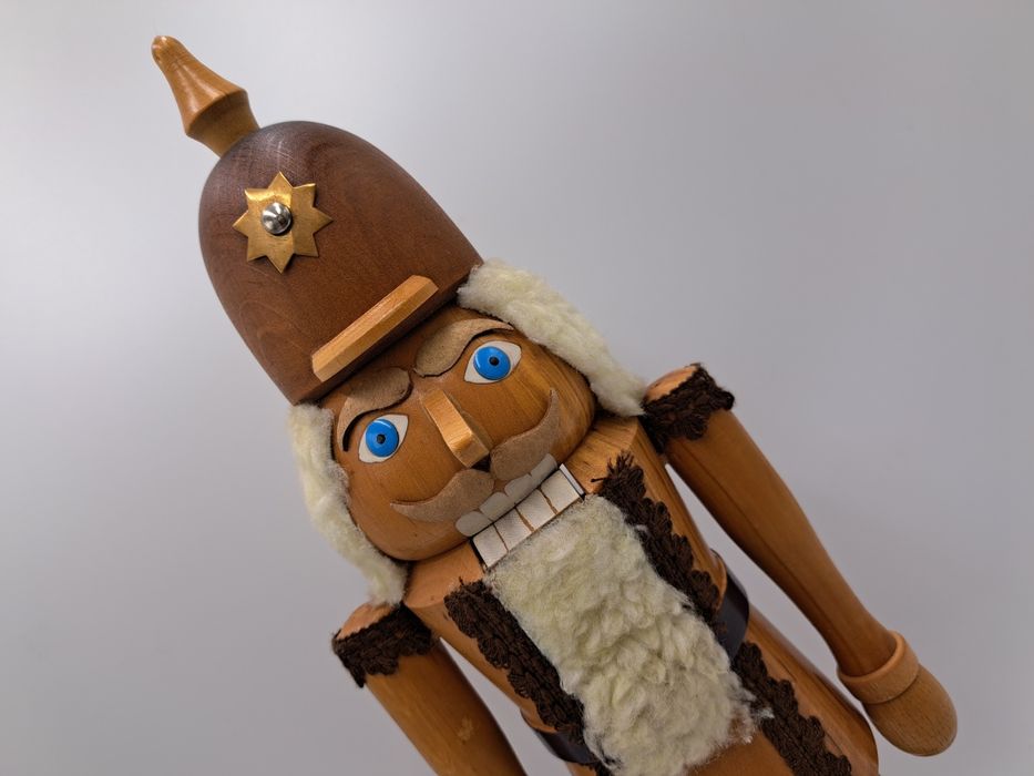 Drewniany dziadek do orzechów żołnierz, huzar rękodzieło 44 cm