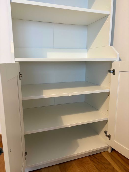 Estante branca com portas e prateleiras - IKEA HAUGA