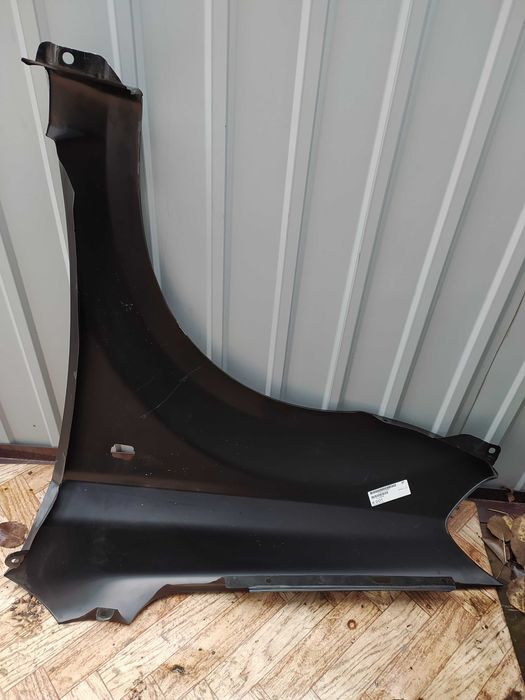 Крило переднє праве