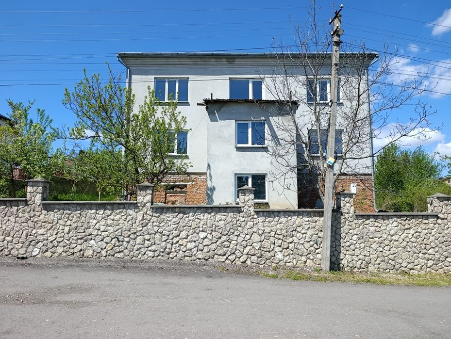 Продам будинок біля спорбази гарний краєвид.Навпроти Галицький ботаніч