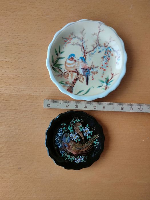 Conjunto de pequenos pratos decorativos em porcelana japonesa.