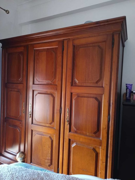 Móvel roupeiro de madeira