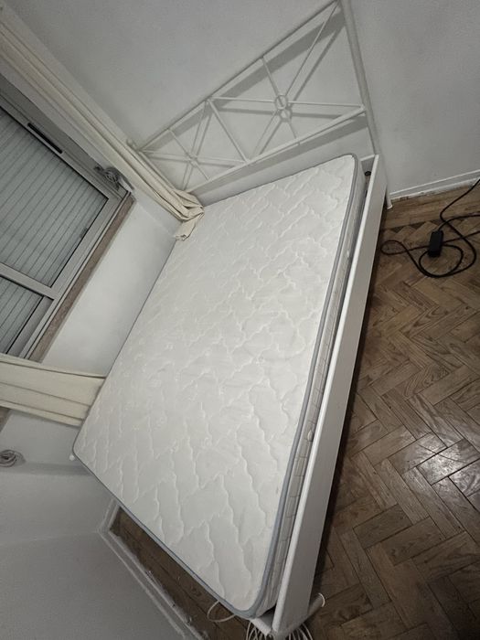 Cama de casal com colchao.