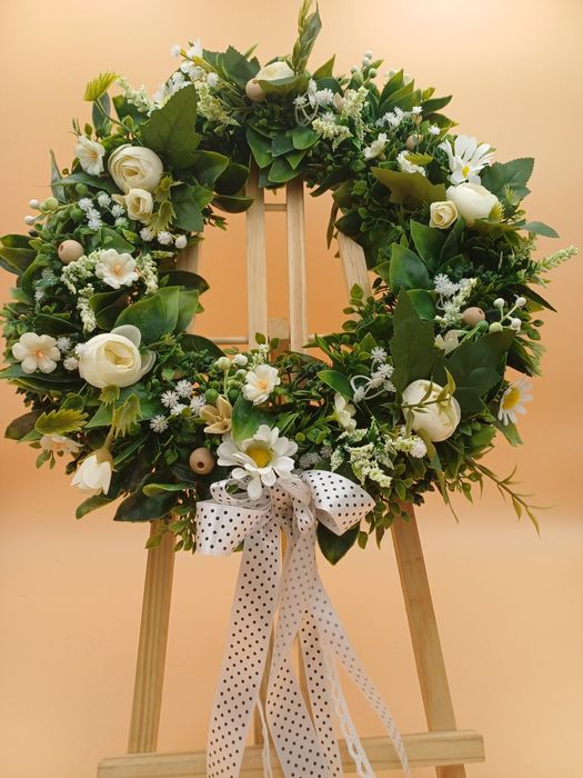 Wiosenny wianek na drzwi