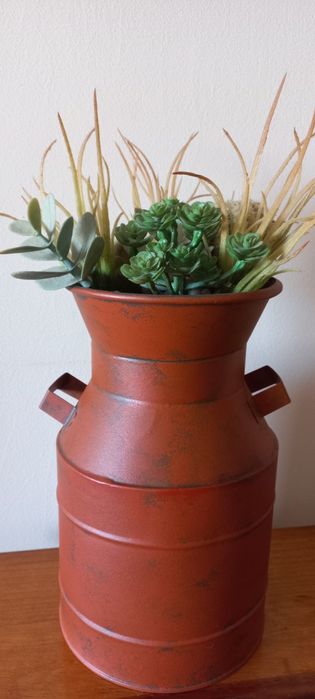 Jarra de metal com catos