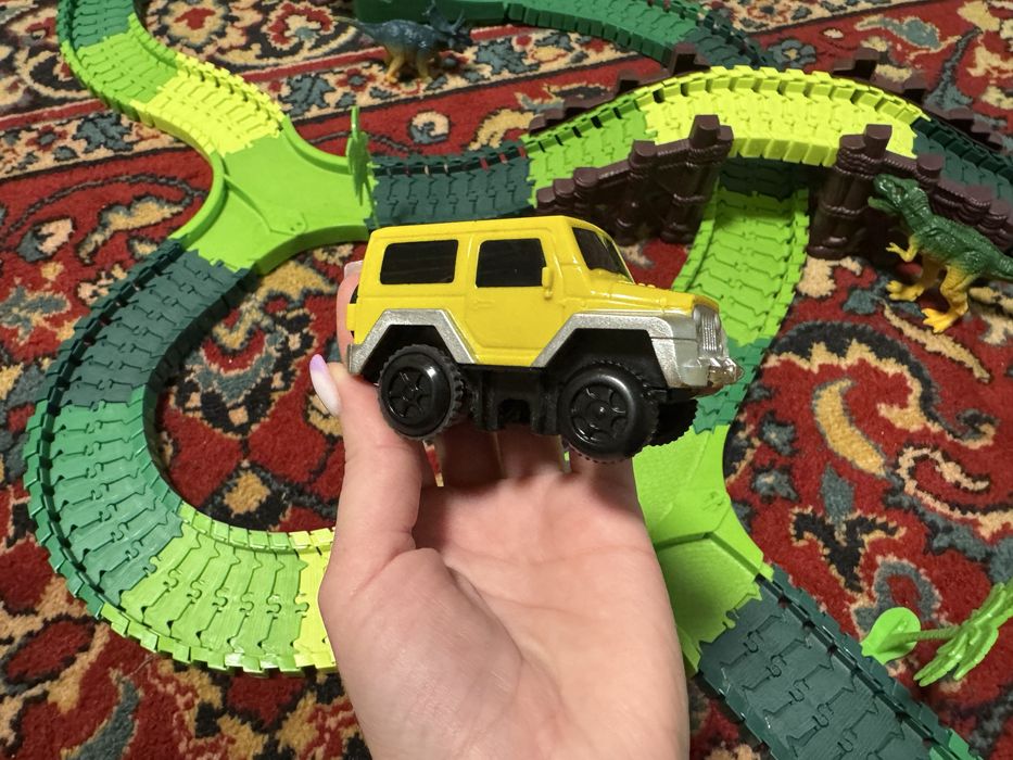 Трек з машинкою і динозаврами; мертва петля; світлові ефекти