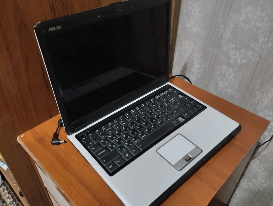 Ноутбук ASUS F6E, Intel Core 2 Duo T5750, 1GB RAM, HDD 320GB