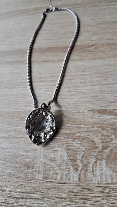 Naszyjnik w kolorze srebrnym i wisiorek coś jakby muszla z cyrkoniami