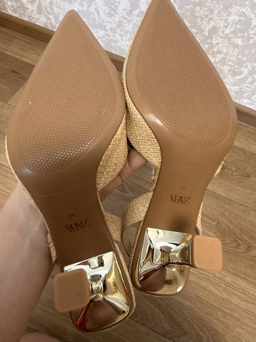 Нові босоніжки ZARA