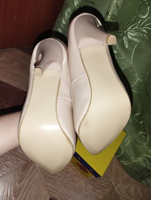 Туфлі на каблуку