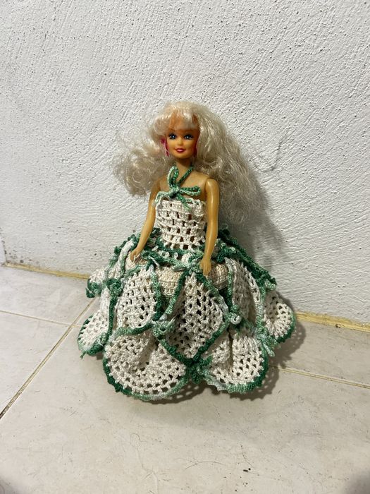Boneca com vestido feito em croche
