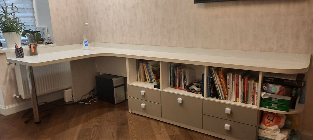 Шкаф та стіл з полицями для дитячої кімнати