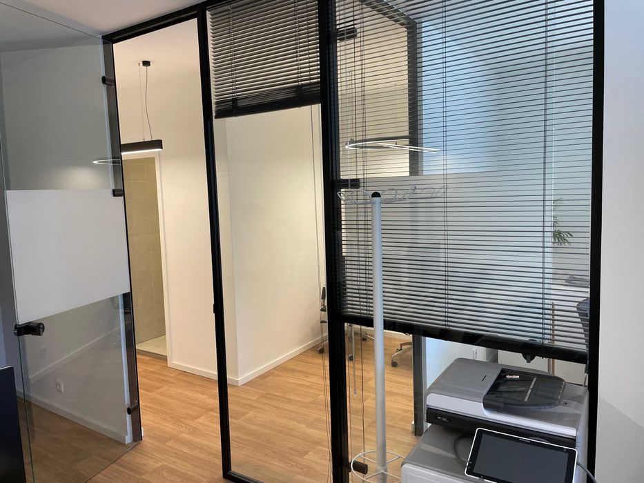 Secretária dedicada  em pequeno coworking no Centro do Porto (pr republica)