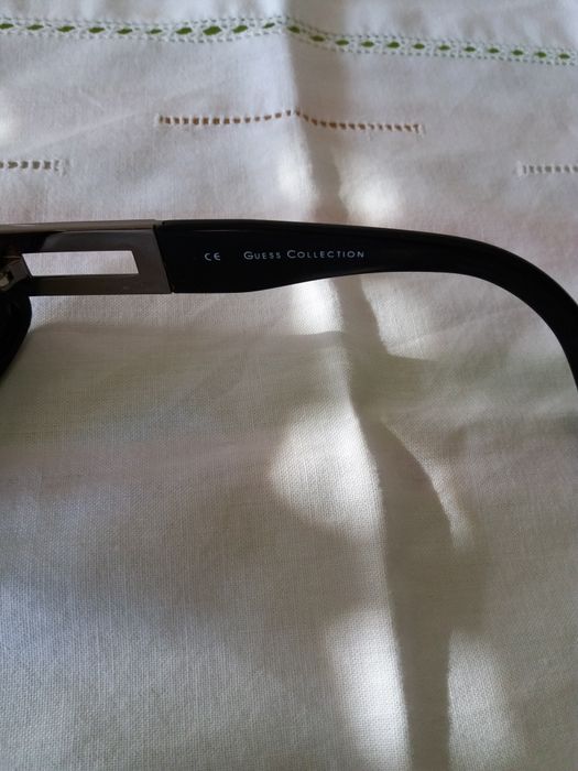 Óculos de sol de senhora pretos Guess