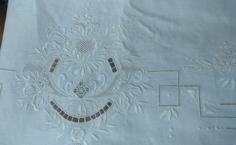 Toalha linho bordada à mão Ponto Richelieu, Tibaldinho, Crivo e Cheio