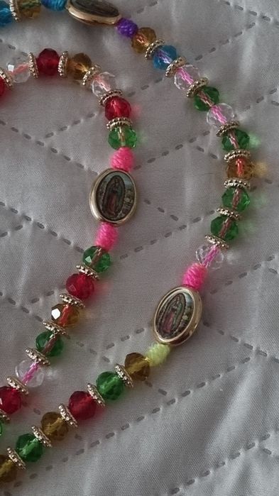 Cudny czerwony Różaniec z Gwadelupeupe