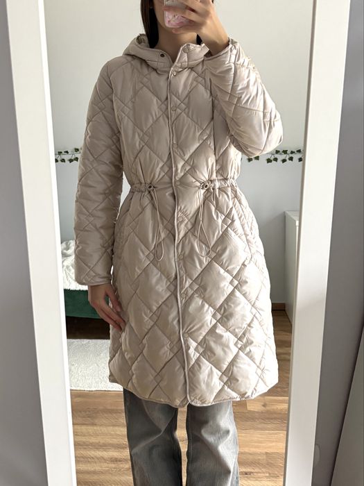 Kremowa perłowa długa pikowana kurtka płaszcz z połyskiem