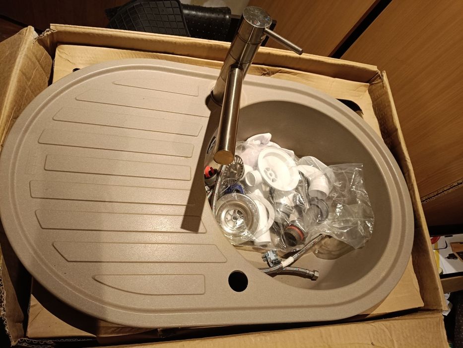 Zlewozmywak z baterią i rurami