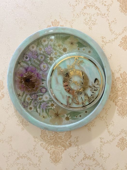 Настеные часы из смолы с сухоцветами