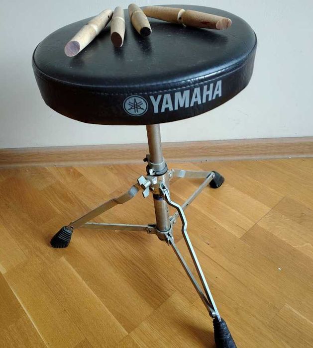 Стульчик для барабанщика фирма " YAMAHA"