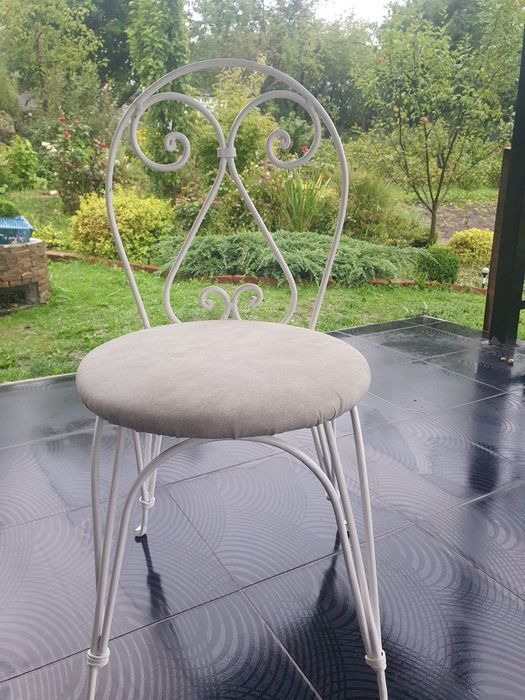 Ковані металеві стільці