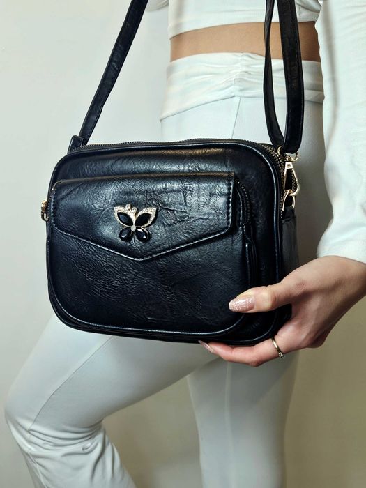 Torebka listonoszka damska czarna skórzana z motylkiem elegancka