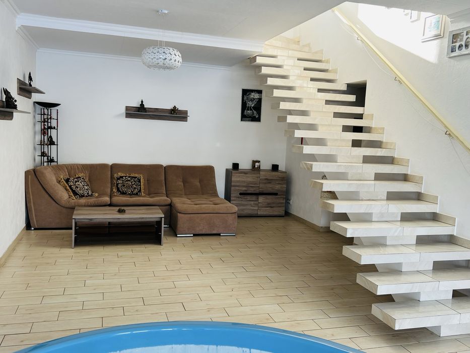 Світлий та в гарному місці будинок Дахнівка