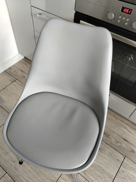 Stół kuchenny z krzesłami