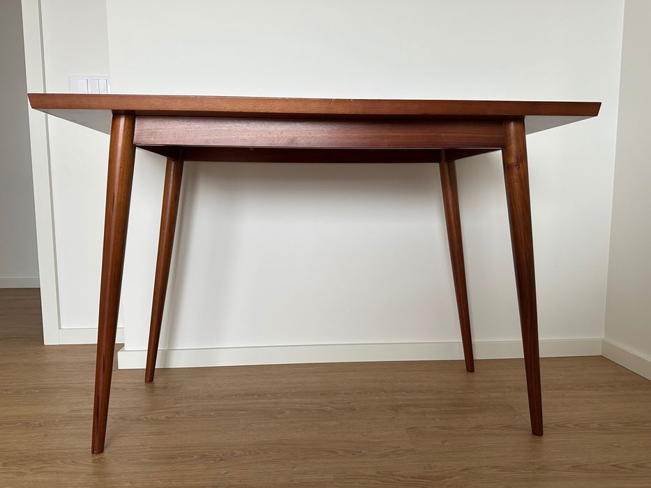 Mesa com tampo em vidro preto