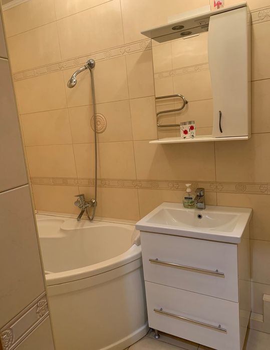 Сдам в начале месяца 2-к. квартиру, Центр, Героев Харькова,3, метро