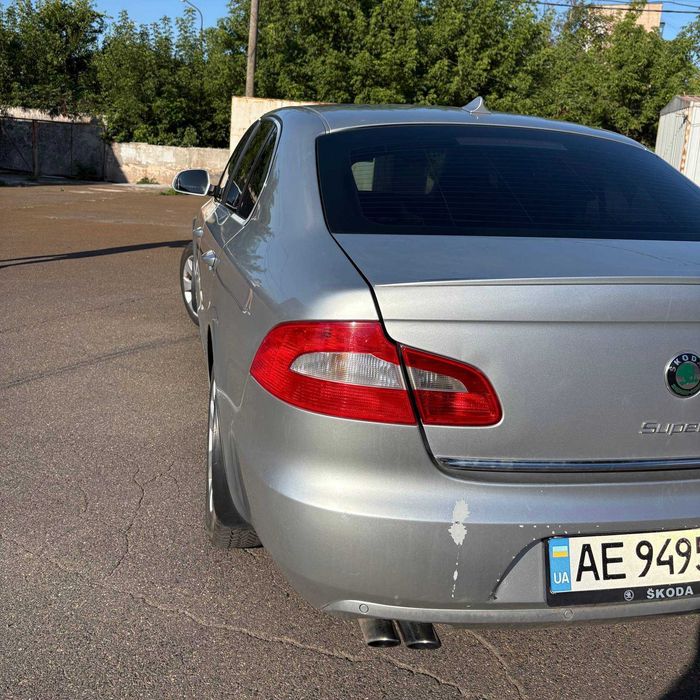 Skoda Superb 2011 продаж авто купити Шкода Суперб в Україні седан ліфтбек автомат DSG бензин комфортний та просторий автомобіль у гарному стані машина