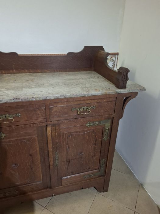 Móvel de madeira castanho