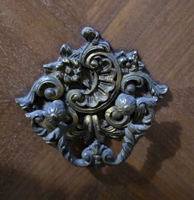 Oportunidade para apreciadores de mobiliário clássico de qualidade.