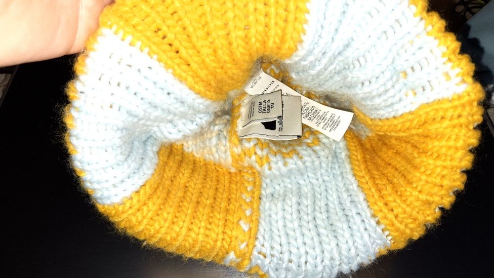 Шапка з помпоном зимова