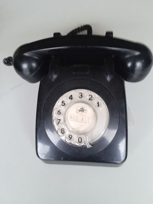 Telefone antigo+leitor de cassetes+máquina fotográfica antiga.