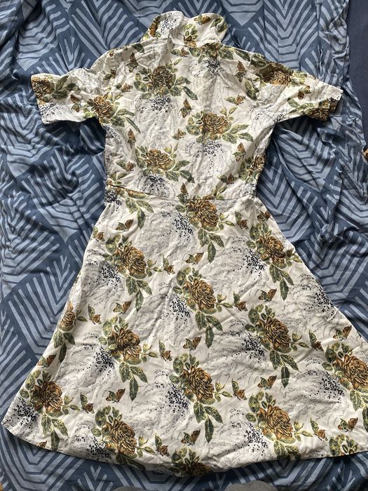 Sukienka w róże i motyle