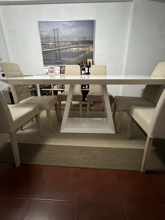 Mesa com 6 cadeiras